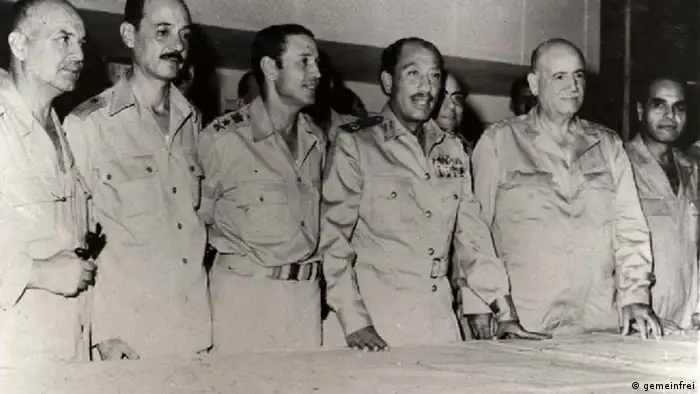 Ägyptens Präsident Anwar el Sadat (3. v. r.) zeigt sich während des Jom-Kippur-Kriegs mit Offizieren. - Quelle: http://commons.wikimedia.org/wiki/File:Sadat-Octoper-War_Staff.jpg
(This Egyptian work is currently in the public domain in Egypt because its copyright has expired pursuant to the provisions of Intellectual Property Law 82 of 2002. The 2002 law, which repealed Copyright Law 354 of 1954, was not retroactive, meaning that works which had already fallen into the public domain in 2002 remain out-of-copyright in Egypt.)