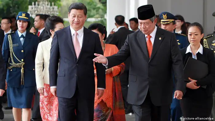 epa03892226 China's President Xi Jinping (L) and Indonesian President Susilo Bambang Yudhoyono (R) during Jinping's arrival at the Presidential Palace in Jakarta, Indonesia, 02 October 2013. Xi Jinping visits Indonesia to boost ties and economic partnerships between the two countries EPA/ADI WEDA