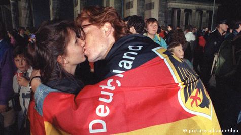 Finding love during German reunification – DW – 10/03/2020