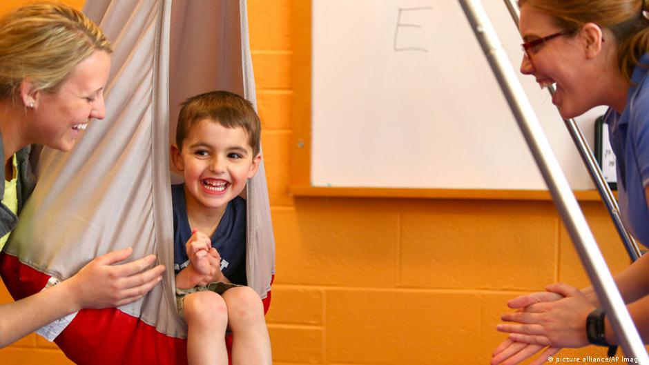 Katta xorozlar mushuk ichida cum