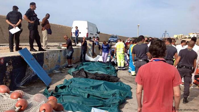 Leichen von Opfern der Flüchtlingskatastrophe von Lampedusa am 03.10.2013 am Hafen