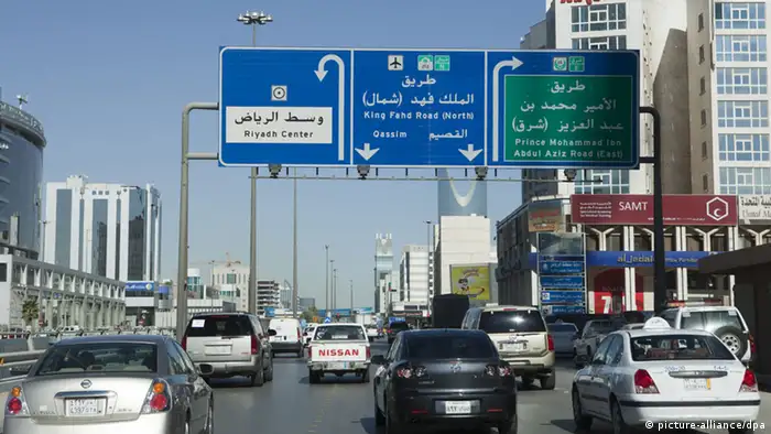 Alltäglicher Straßenverkehr in der saudi-arabischen Hauptstadt Riad, aufgenommen am 09.01.2010. Foto: Arno Burgi +++(c) dpa - Report+++