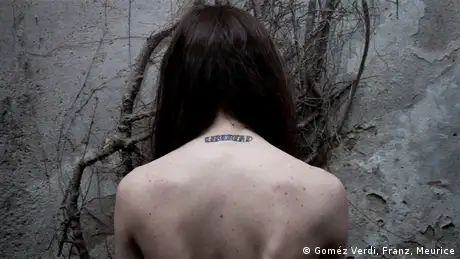 Camilla shows the tattoo on the back of her neck, wich reads Libertad- freedom. 
(Copyright: Amnesty International Argentina)