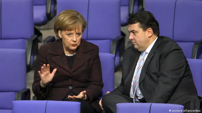 ARCHIV - Bundeskanzlerin Angela Merkel (CDU, l) und Bundesumweltminister Sigmar Gabriel (SPD) unterhalten sich am Freitag (20.01.2006) im Bundestag. Union und SPD starten an diesem Freitag ihre Sondierungsgespräche über eine große Koalition - fast zwei Wochen nach der Bundestagswahl. Foto: Tim Brakemeier/dpa +++(c) dpa - Bildfunk+++