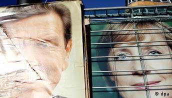 Panoramabild: Plakat Schröder und Merkel vor der CDU Parteizentrale in Berlin