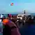 Ein Video der italienischen Küstenwache zeigt ein Boot, das überlebende Flüchtlinge vor Lampedusa gerettet hat (Foto: Reuters)