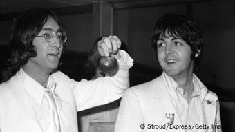 Beatles John Lennon und Paul McCartney auf Werbetour für die Plattenfirma Apple (Foto: Stroud/Express/Getty Images)