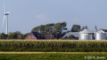 Landwirtschaftlicher Betrieb mit windkraft, Biomasse und solardach (Foto: Gero Rueter)
