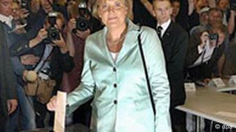 Bundestagswahl 2005: Stimmabgabe der CDU-Vorsitzenden und Kanzlerkandidatin Angela Merkel, Foto: dpa