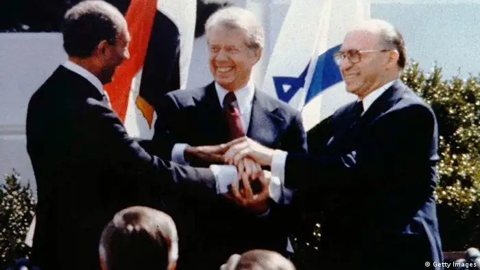 Ägyptens Präsident Anwar al-Sadat (l.) und Israels Ministerpräsident Menahem Begin (r.) schließen unter Vermittlung von US-Präsident Jimmy Carter (M.) das Friedensabkommen von Camp David. - Foto: Tel Or Beni/GPO/Getty Images