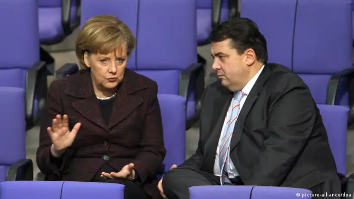 ARCHIV - Bundeskanzlerin Angela Merkel (CDU, l) und Bundesumweltminister Sigmar Gabriel (SPD) unterhalten sich am Freitag (20.01.2006) im Bundestag. Union und SPD starten an diesem Freitag ihre Sondierungsgespräche über eine große Koalition - fast zwei Wochen nach der Bundestagswahl. Foto: Tim Brakemeier/dpa +++(c) dpa - Bildfunk+++