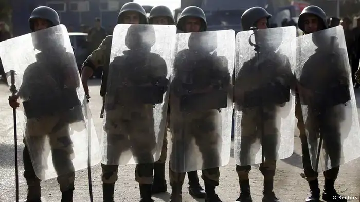 Egyptian soldiers stand guard near Rabaa al-Adawiya square during a protest by members of the Muslim Brotherhood and supporters of ousted Egyptian President Mohamed Mursi in Cairo, October 4, 2013. Five people were killed in clashes on Friday as supporters of deposed President Mohamed Mursi took to the streets of Cairo and other cities to demand the end of army-backed rule. REUTERS/Amr Abdallah Dalsh (EGYPT - Tags: POLITICS CIVIL UNREST)-- eingestellt von haz