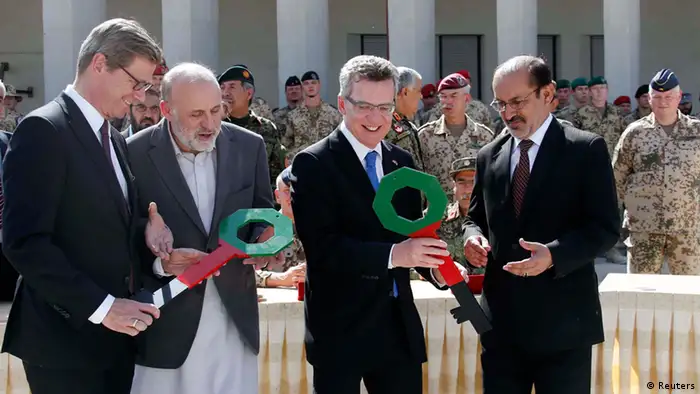 Afghanistan Thomas de Maizière Guido Westerwelle Austausch Schlüssel Zeremonie in Kunduz