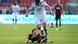 Hamburgs Milan Badelj (v.) erkämpft sich den ball, Nürnbergs Makoto Hasebe liegt am Boden. Foto: Revierfoto Hamburgs Milan Badelj (v.) erkämpft sich den ball, Nürnbergs Makoto Hasebe liegt am Boden. Foto: Revierfoto