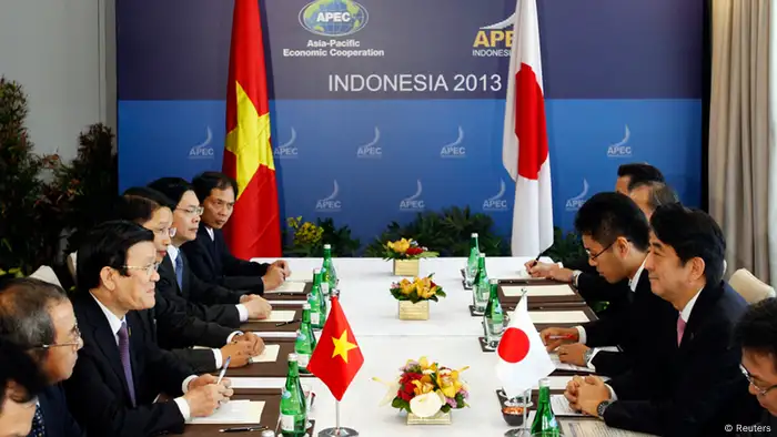 Vietnam's President Truong Tan Sang (2nd L) talks with Japan's Prime Minister Shinzo Abe (2nd R) during their bilateral meeting on the sidelines of the Asia-Pacific Economic Cooperation (APEC) Summit in Nusa Dua on the Indonesian resort island of Bali October 7, 2013. REUTERS/Edgar Su (INDONESIA - Tags: POLITICS BUSINESS) APEC Gipfel, Bali, Indonesien