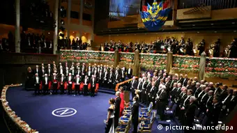Die Nobelpreisträger sitzen am Montag (10.12.2007) im Rahmen der feierlichen Zeremonie in Stockholm im Konzerthaus. Der Nobelpreis ist mit umgerechnet rund 1,1 Millionen Euro dotiert. Foto: Kay Nietfeld dpa +++(c) dpa - Report+++ Stockholm, Konzerthaus, Verleihung, Nobelpreis, Schweden