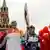 Wanariadha wa Urusi wakiwa na mwenge wa Olimpiki mbele ya Ikulu ya Rais mjini Moscow, Kremlin