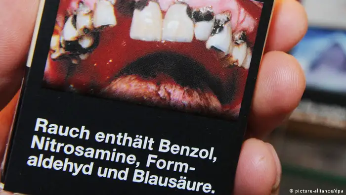 Zigarettenschachtel mit Schockbild von verfaulenden Zähnen (Foto: picture-alliance/dpa)