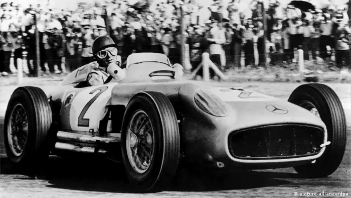 Der Argentinier Juan Manuel Fangio im Mercedes-Silberpfeil. Foto: dpa-pa