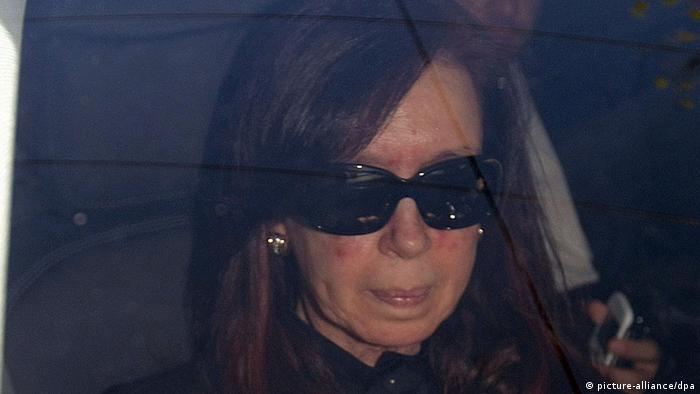 Argentiniens Präsidentin Cristina Fernandez de Kirchner wird ins Krankenhaus eingeliefert (Foto: EPA)