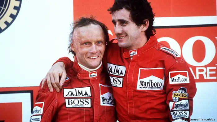 Niki Lauda und Alain Prost bei der Siegerehrung nach dem Grand Prix in Estoril in Portugal. - Foto: dpa-pa 