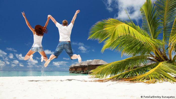 #50236508 - Pärchen Strand. GlückHappy couple jumping in the tropical beach © Dmitry Sunagatov