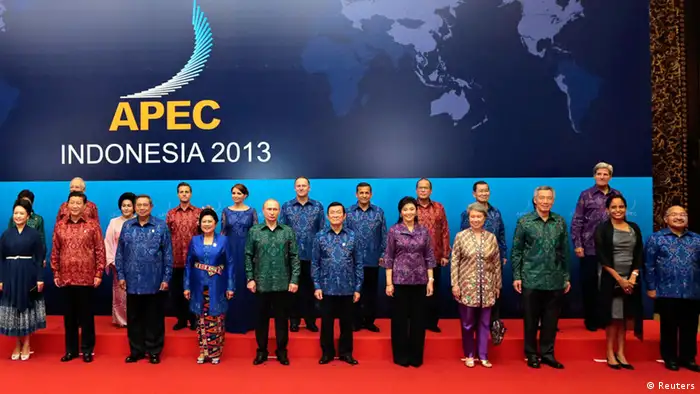 Asia-Pacific Economic Cooperation (APEC) leaders and their spouses pose for a group photo at the APEC Summit Official Dinner in Nusa Dua on the Indonesian resort island of Bali October 7, 2013. REUTERS/Dita Alangkara/Pool (INDONESIA - Tags: POLITICS BUSINESS)