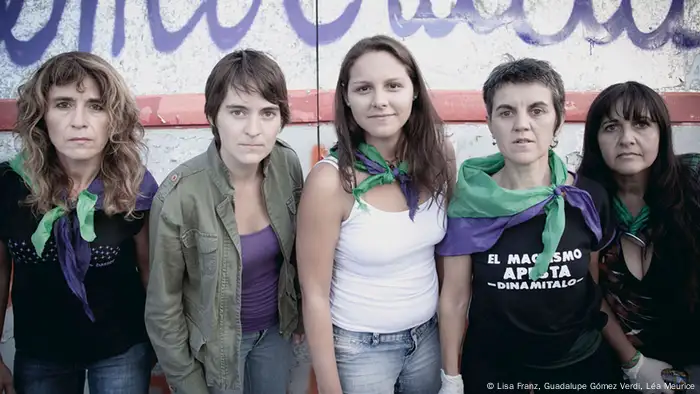 Bildbeschreibung:
La Revuelta, Feministisches Kollektiv (Foto 2013 in Neuquén aufgenommen):
Die feministische Gruppierung La Revuelta betreibt in Neuquén den Telefonservice Socorro Rosa. Hier finden Frauen, die einen Schwangerschaftsabbruch durchführen möchten, Beratung und persönliche Begleitung durch die Aktivistinnen selbst. 
Das Foto zeigt die Feministinnen portraitiert, während einer politischen Intervention in den Strassen von Neuquén. 




Copyright: Lisa Franz, Guadalupe Gómez Verdi, Léa Meurice