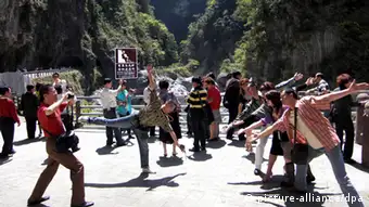 Travelers from Chinese mainland visit the Taroko Park, in Taiwan, March 17, 2009. Taiwan has seen a sudden spike in tourism from Chinese mainland, as an effort by Beijing to improve ties helps its political rival battle recession with a long-sought boost to the service sector. The number of tourists from mainland has reached an average of 2,285 per day since February when the new push began. The sudden boom, which comes as people around the world cut back on travel amid the global economic crisis, has fuelled a rally in tourism stocks, with Taiwans two leading airlines, China Airlines and Eva Airways, both up more than 20% over the last week and the broader tourism sub-index up 16%. Foto: Udndata/IMaginechina +++(c) dpa - Report+++