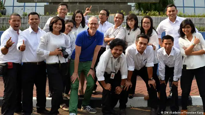Thorsten Karg and participants of the workshop Convergent Journalism in Jakarta, Indonesia, September 2013 (photo: DW Akademie/Thorsten Karg).