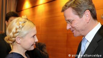 2011 trifft Außenminister Guido Westerwelle die frühere ukrainische Regierungschefin und Oppositionsführerin Julia Timoschenko in Kiew (Foto: dpa)