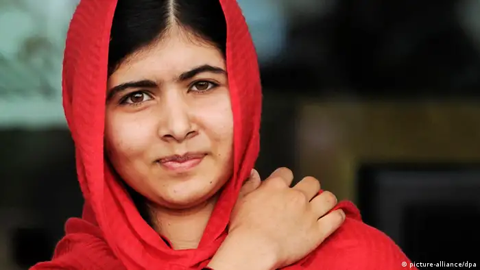 FILES - Malala Yousafzai during the official opening of the Library of Birmingham in Birmingham, Britain, 03 September 2013. EPA/FACUNDO ARRIZABALAGA (zu dpa Friedensnobelpreis 2013: Kommen die Juroren nicht um Malala herum? vom 10.10.2013) +++(c) dpa - Bildfunk+++