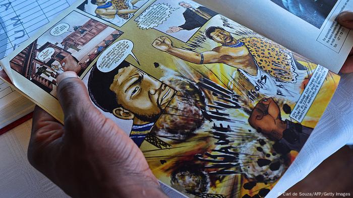 Südafrika Mann liest Comic über Nelson Mandela