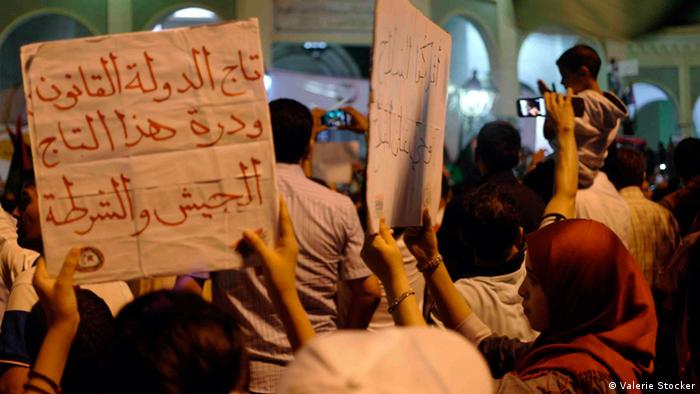 Depuis deux ans, la Libye est en crise. Ici, des manifestants réclament la dissolution des milices. „Armee und Polizei für die Rechtsstaatlichkeit“ Bilder von Valerie Stocker, freie Autorin, aufgenommen von ihr.