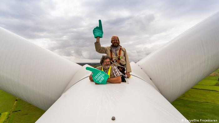 Two men at the citizens' wind turbine in Schleswig Holstein. (Photo: Farys/Die Projektoren) Bild gemacht für die Kampagne: Die Energiewende in Bürgerhand