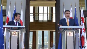 Генеральный секретарь НАТО Андерс Фог Расмуссен и президент Грузии Михаил Саакашвили в Тбилиси 27 июня 2013 года