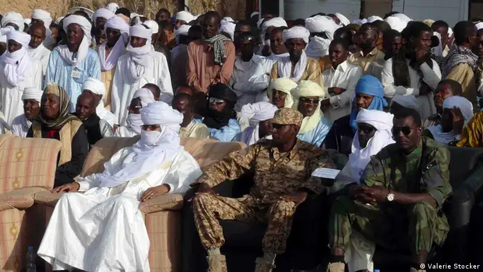 Tubu und Tuareg Würdenträger und Militärs (hier bei einem Volksfest in Murzuq im April 2013) Bilder von Valerie Stocker, freie Autorin, aufgenommen von ihr.