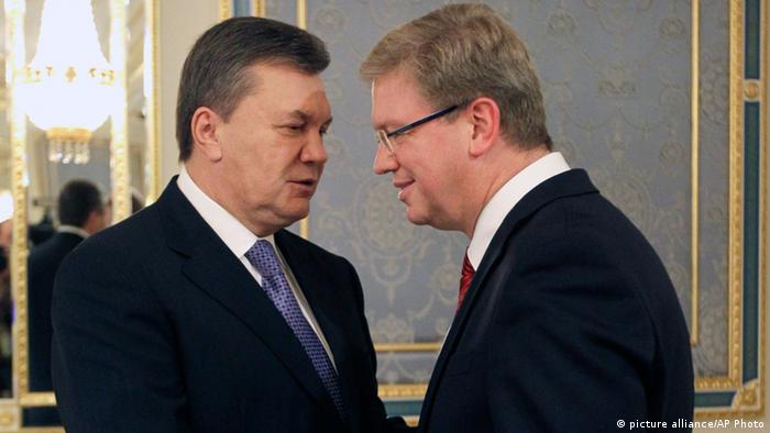 Viktor Janukowitsch, Präsident der Ukraine (l.) trifft EU-Kommissar Stefan Füle in Kiew (Foto: AP)