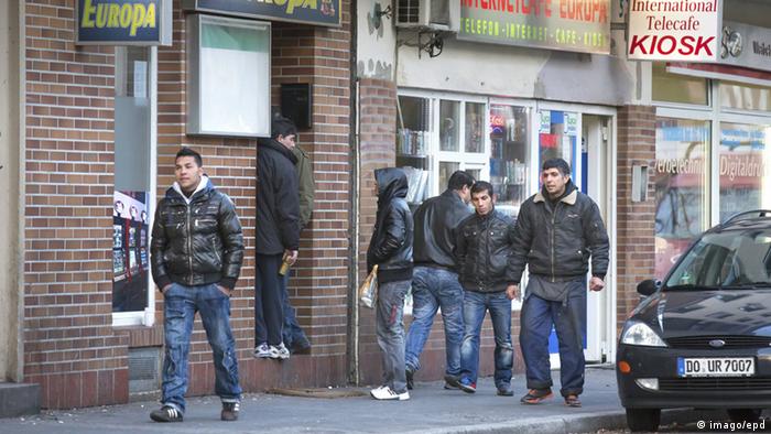 Group of young men on street in Dortmund (Photo: image/epd)