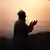 Ein muslimischer Gläubiger betet bei Sonnenuntergang (Foto: REUTERS)