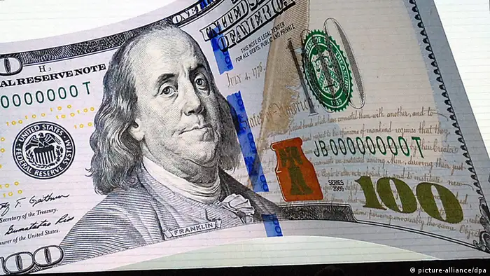 ARCHIV - Die Projektion einer 100-Dollar-Note ist am 21.04.2010 während einer Veranstaltung im US-Finanzministerium in Washington D.C. zu sehen. Foto: Astrid Riecken/epa (zu dpa: «US-Haushaltsstreit nährt den Traum vom eigenen Staat» vom 12.10.2013)