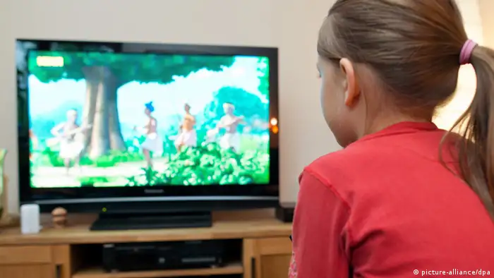 Symbolbild - Kind vor einem Fernseher