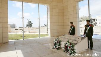 ARCHIV - Ehrenwache im Mausoleum für den ehemaligen Palästinenserpräsidenten Jassir Arafat, aufgenommen am 27.02.2008 in Ramallah. 2004 starb der legendäre Palästinenserführer. Seither glauben viele an einen Giftmord. Foto: Rainer Jensen /dpa (zu dpa «Wahrheit und Legende: Wurde Arafat vergiftet?» vom 23.11.2012) +++(c) dpa - Bildfunk+++