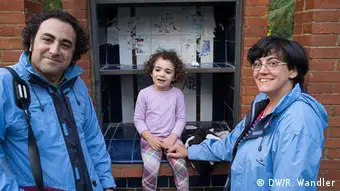 Die Kinder sind die leitragende der spanischen Wirtschaftskrise: Das Bild zeigt Luis Luna, Tochter Alma und Frau Lourdes De Abajo im Retiro-Park in Madrid, aufgenommen am 15.10.13.. Fotograf: DW/Reiner Wandler