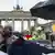 Ein Flüchtling wird am Brandenburger Tor von Rettungskräften abtransportiert (Foto: dpa)