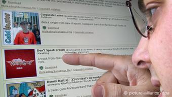 Ein Mann betrachtet das Angebot auf der Musik-Tauschbörse edonkey. Foto: Martin Gerten dpa/lnw
