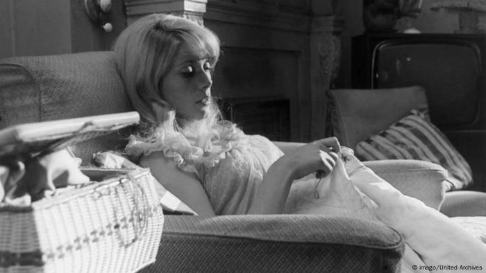 Catherine Deneuve sitzt in Polanskis Ekel auf einem Sessel. (imago/United Archives)