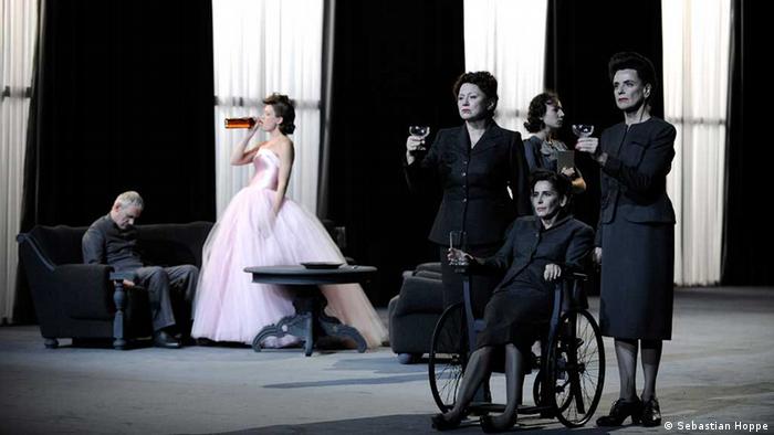 Сцена из спектакля