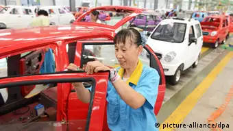 --FILE--Chinese workers assemble cars on the assembly line at an auto plant in Zouping, east Chinas Shandong province, 14 August 2013. Chinese automakers are starting to ask some of the largest Western auto parts companies to supply parts that meet American and European regulatory standards, according to senior executives at the parts companies. The requests are the clearest sign yet that after more than a decade of preparation, Chinese manufacturers are starting to feel the confidence to begin high-volume auto exports to the West. In another sign of shifting policy, a senior Chinese Commerce Ministry official said at an auto industry conference in Wuhan on Thursday, Oct. 17, that Chinese automakers should prepare for the lowering of steep tariffs on imported cars. That policy change has never been stated by a Chinese official. Chinese automakers may have a very huge impact from this reduction of tariffs, said Chen Lin, the Commerce Ministry official who oversees international automotive investment policy.