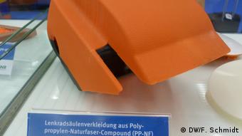 Eine Lenkradsäulenverkleidung aus Polypropylen, die mit Zellulose, welche aus Holz gewonnen wurde, verstärkt ist. Präsentiert von der der Fachagentur für nachwachsende Rohstoffe e.V. Foto: DW/Fabian Schmidt, 16.10.2013 auf der Kunststoffmesse K 2013 in Düsseldorf.
